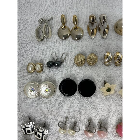 Vintage Lot Of Clip On & Screwback Earrings Over 60 Pairs - Picture 2 of 9